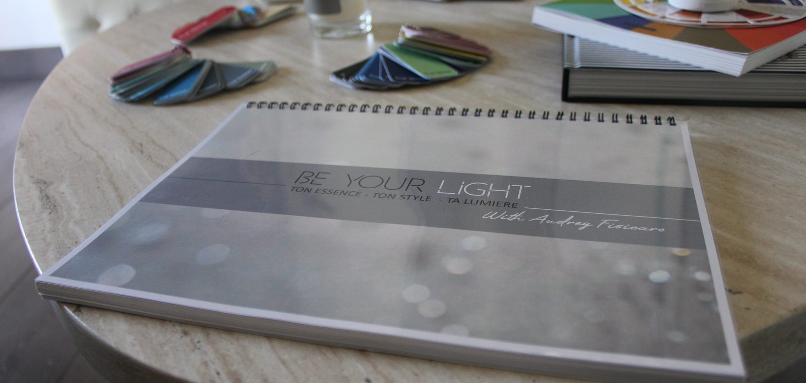 Le Guide Be Your Light imprimé et relié, ouvert sur la table